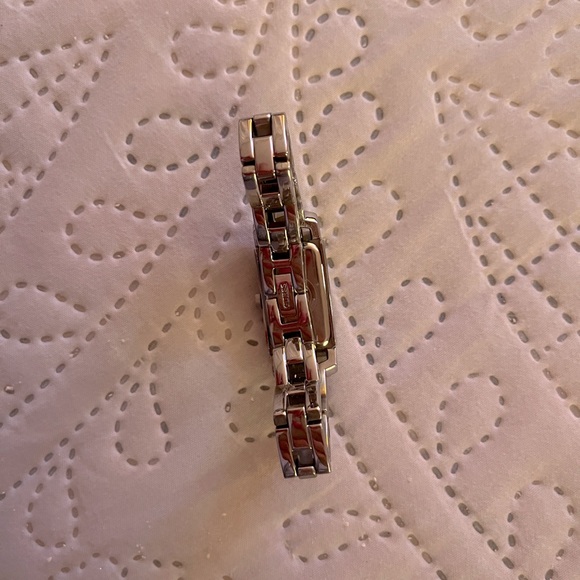 Ladies Guess watch with Swarovski crystals - Picture 4 of 8